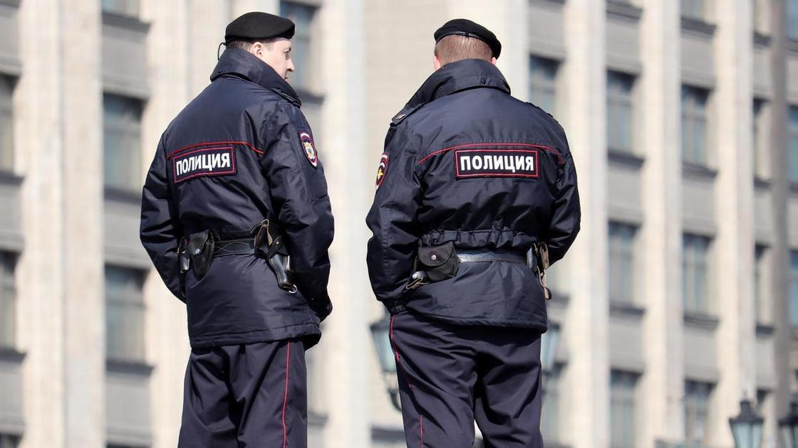«Может, вы хотя бы несовершеннолетние?»: как россиянки пытались наказать мужчину за харассмент напротив Кремля и что из этого вышло «Может, вы хотя бы несовершеннолетние?»: как россиянки пытались наказать мужчину за харассмент напротив Кремля и что из этого вышло